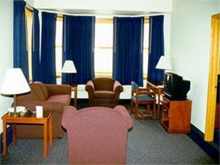 נום Aurora Inn And Executive Suites שירותים תמונה